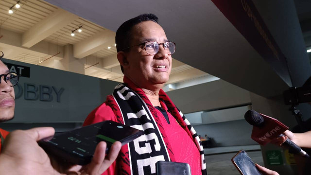 Anies Baswedan saat diwawancarai wartawan di Stadion Jakarta Internasional Stadium, Jakarta Utara, Sabtu (10/8). Foto: Fadlan Nuril Fahmi/kumparan