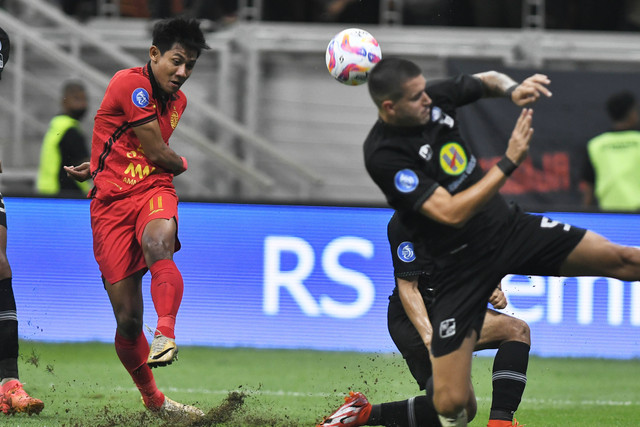 Pesepak bola Persija Jakarta Firza Andika (kiri) melakukan tendangan yang dihadang pesepak bola Barito Putera Chechu (kanan) pada pertandingan Liga 1 di Jakarta International Stadium (JIS), Jakarta Utara,Sabtu (10/8/2024). Foto: ANTARA FOTO/Fakhri Hermansyah