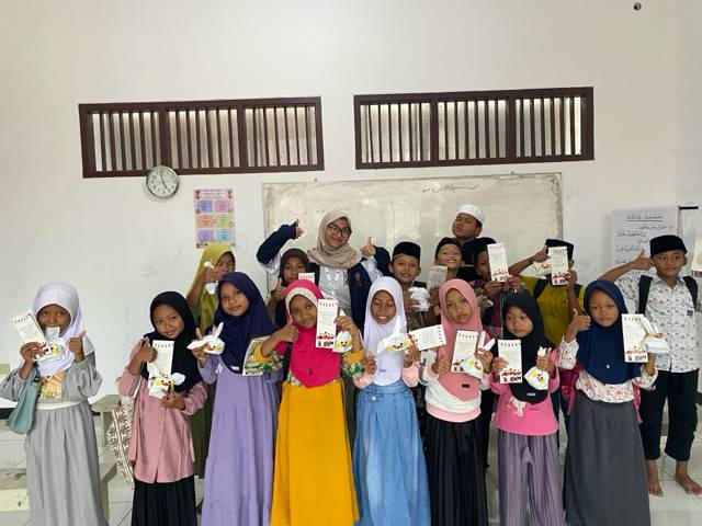 Character Building melalui cerita rakyat dengan judul "Asal-Usul Rawa Pening" pada anak-anak Madrasah Diniyah Baitussalam Desa Ngaliyan.