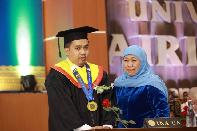 Ali Mannagalli Parawansa bersama sang ibunda, Khofifah Indar Parawansa. Foto: Humas Unair