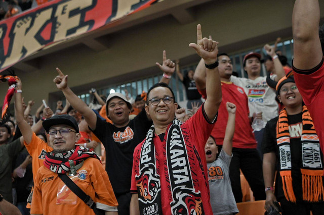 Anies Baswedan menyaksikan laga Liga 1 Persija Jakarta melawan Barito Putera di JIS, Sabtu (10/8/2024). Foto: Dok. Istimewa