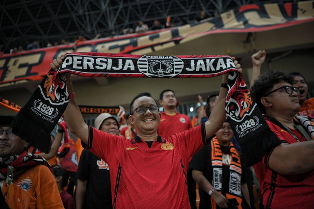 Anies Baswedan menyaksikan laga Liga 1 Persija Jakarta melawan Barito Putera di JIS, Sabtu (10/8/2024). Foto: Dok. Istimewa