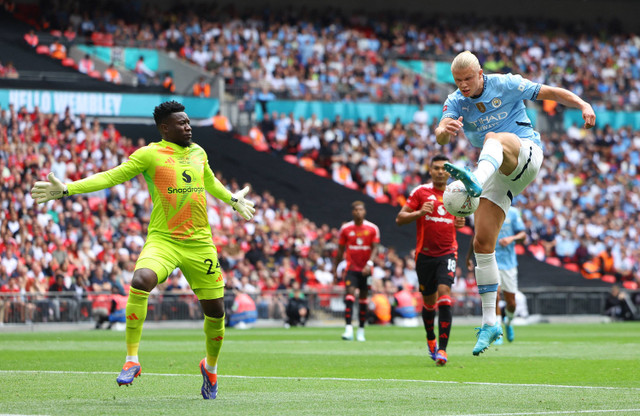 Erling Braut Haaland dari Manchester City berusaha mencetak gol ke gawang Andre Onana dari Manchester United di Stadion Wembley, London, Inggris - 10 Agustus 2024 Foto: REUTERS/Toby Melville