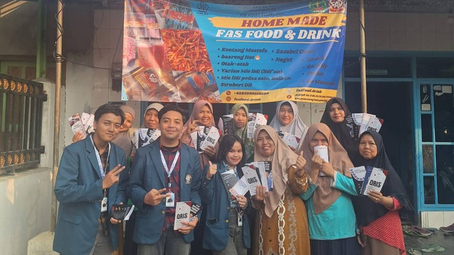 Mahasiswa KKN TIM II UNDIP bersama dengan UMKM lokal Desa Danasari