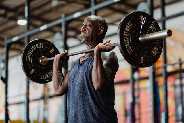 Ilustrasi apa itu clean and jerk. Sumber: Pexels/Ketut Subiyanto