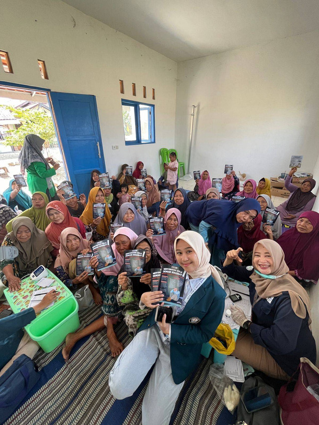 Kegiatan foto bersama setelah penyuluhan Pencegahan Kecemasan pada Lansia di Desa Danasari.