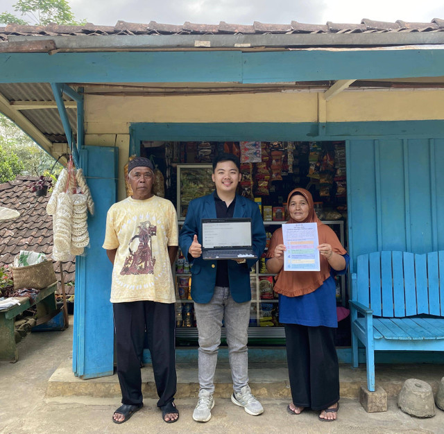 Pendampingan Pembuatan Google Business Profile Kepada UMKM. (Sumber : Dokumentasi Jeremy Jodie Wirawan KKN Tim II Universitas Diponegoro)