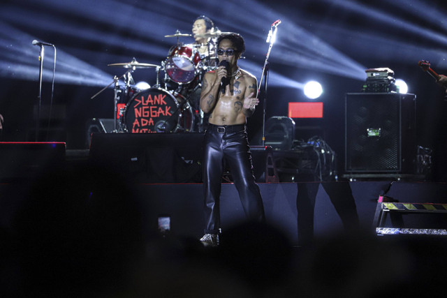 Grup musik Slank menutup rangkaian hari pertama The 90's Festival di Gambir Expo Kemayoran, Jakarta, Sabtu (10/8/2024). Foto: Iqbal Firdaus/kumparan