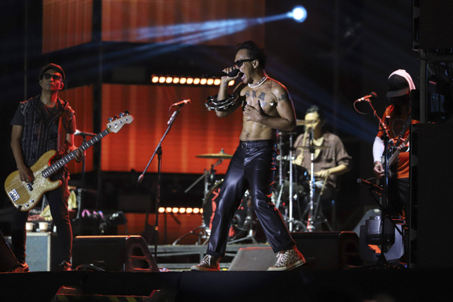 Grup musik Slank menutup rangkaian hari pertama The 90's Festival di Gambir Expo Kemayoran, Jakarta, Sabtu (10/8/2024). Foto: Iqbal Firdaus/kumparan