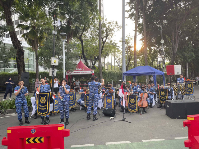 Swa Bhuwana Paksa Orchestra menghibur masyarakat yang berolahraga di car free day (CFD), di kawasan Bundaran HI, Jakarta Pusat, Minggu (11/8/2024). Foto: Fadhil Pramudya/kumparan