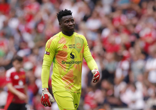 Andre Onana dari Manchester United usai pertandingan antara Manchester United vs Manchester City di Stadion Wembley, London, Inggris, Sabtu (10/8/2024). Foto: Andrew Couldridge/REUTERS 