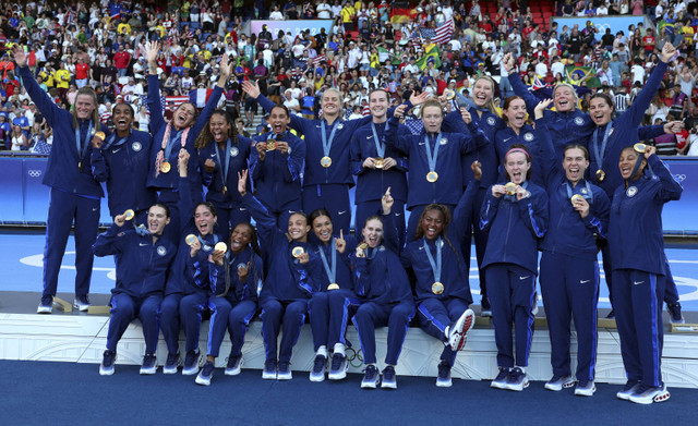 PPara peraih medali emas Amerika Serikat merayakannya di podium pada Olimpiade Paris 2024 di Parc des Princes, Paris, Prancis, Sabtu (10/8/2024). Foto: Isabel Infantes/REUTERS