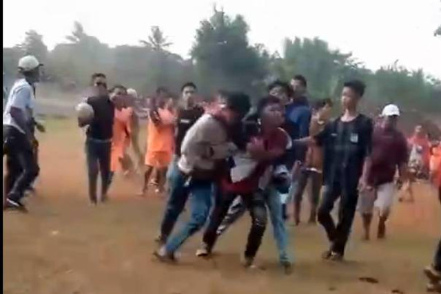 Bentrokan suporter di turnamen sepak bola dalam rangka HUT ke-79 RI di Cianjur. Foto: Dok. Istimewa