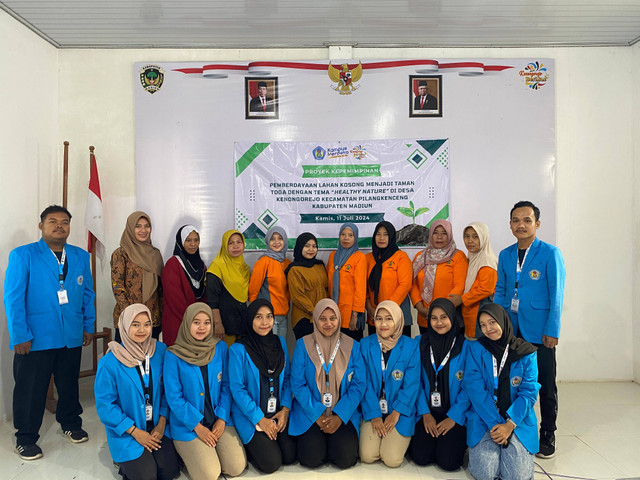 Mahasiswa PPG Prajabatan G2 2023 bersama ibu-ibu KWT dalam kegiatan Projek Kepemimpinan di Desa Kenongorejo, Kecamatan Pilangkenceng, Kabupaten Madiun. 