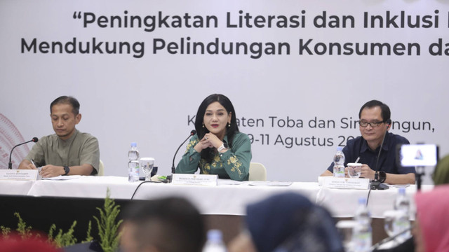 Kepala Eksekutif Pengawas Perilaku Pelaku Usaha Jasa Keuangan, Edukasi dan Pelindungan Konsumen OJK Friderica Widyasari Dewi bersama Kepala OJK Sumatera Utara Khoirul Muttaqien dalam acara media gathering di Toba, Jumat (9/8/2024). Foto: dok. OJK