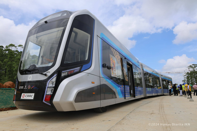 Otorita Ibu Kota Nusantara (OIKN) meninjau persiapan Proof-of-Concept (PoC) Trem Otonom Terpadu atau Autonomous Rail Rapid Transit (ART) di Sumbu Kebangsaan Sisi Timur, Kawasan Inti Pusat Pemerintahan (KIPP) IKN. Foto: Dok. IKN