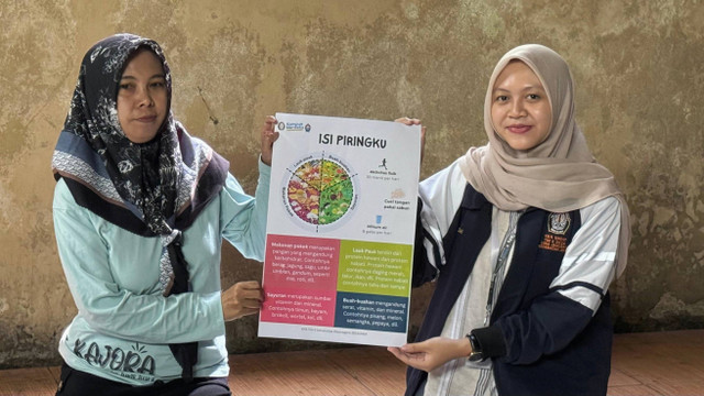 Dokumentasi Penyerahan Media Kepada Kader Kesehatan Dusun Jamusan, Desa Jamusan