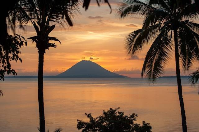 Pulau Siladen, Tempat Wisata di Manado. Sumber: Crispin Jones / Unsplash