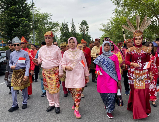 Pj Gubernur Kalbar, Harisson berjalan bersama warga Pontianak di Karnaval Gemilang Budaya Khatulistiwa. Foto: Yulia Ramadhiyanti/Hi!Pontianak