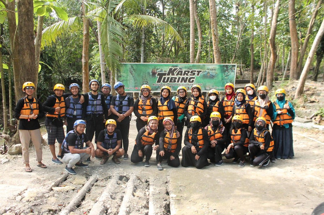 Bangun tim solid dengan mengadakan kegiatan bonding di karst tubing. Sumber gambar : Dokumentasi pribadi.