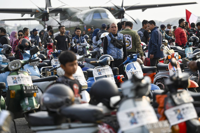 Scooterist memarkir kendaraan sebelum melakukan konvoi dalam acara Airforce Scooter Gathering memarkir di Pangkalan TNI Angkatan Udara (Lanud) Halim Perdanakusuma, Jakarta, Minggu (11/8/2024). Foto: Muhammad Ramdan/ANTARA FOTO