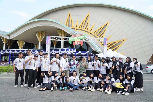 Partisipasi mahasiswa dalam setiap kepanitiaan yang di adakan oleh program studi manajemen. Sumber gambar: dokumentasi pribadi.