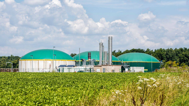 Pabrik pengelolaan biogas sebagai sumber bioenergi. foto: Canva