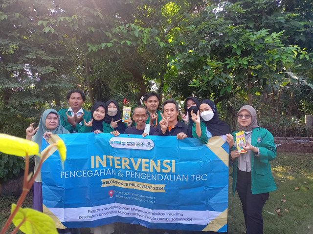 Salah satu kegiatan PBL mahasiswa adalah kegiatan intervensi kesehatan di masyarakat (sumber: dokumen pribadi)