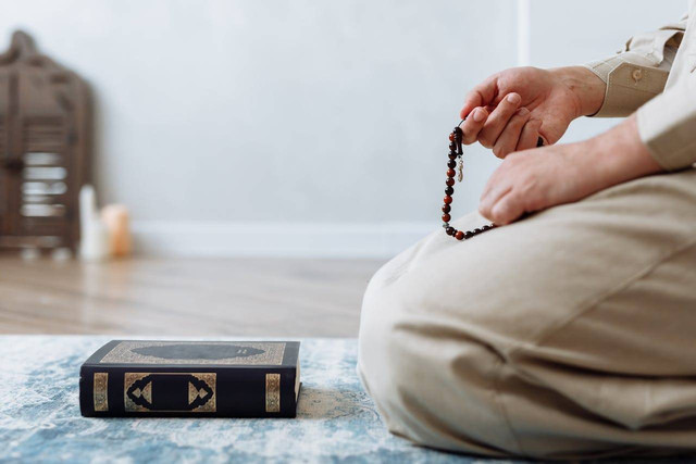 Dzikir dan doa setelah sholat tahajud dan witir. Foto hanya ilustrasi, bukan yang sebenarnya. Sumber: Pexels/Thirdman