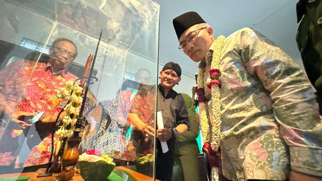 Bupati Bantul, Abdul Halim Muslih melihat secara seksama salah satu koleksi keris Museum Sanggar Keris Mataram di sela meresmikan Galeri dan Museum Keris Sanggar Keris Mataram, Sabtu (10/8) malam. Foto: Arif UT/Pandangan Jogja