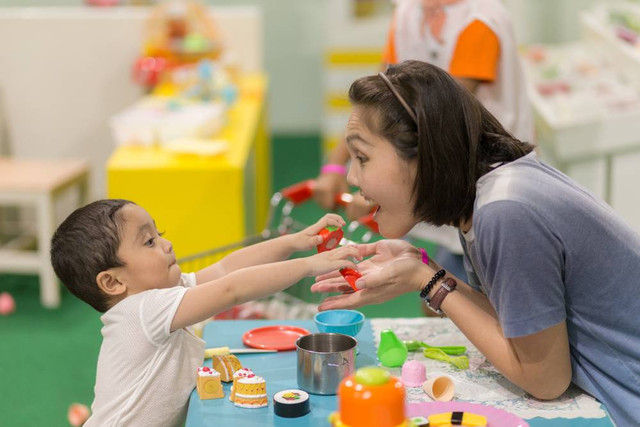 Ilustrasi ibu dan anak bermain bersama. Foto: Shutterstock