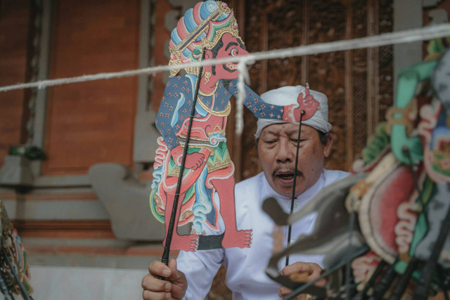 Ilustrasi Cara Bermain Wayang. Sumber: Unsplash.com/Krisna Yuda