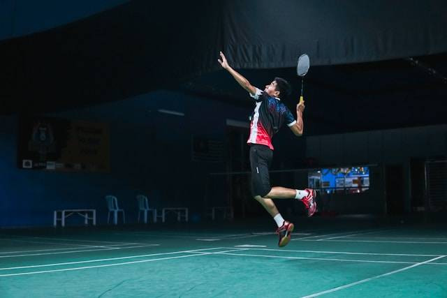 Pilihan Sepatu Badminton Murah Terbaik. Foto Hanya Ilustrasi. Sumber Foto: Unsplash.com/Muktasim Azlan