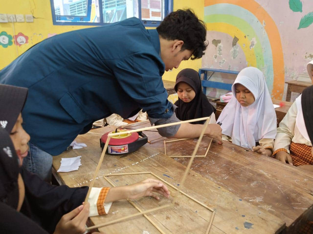 Pembuatan bangun datar geometri matematika dengan stik bambu yang dilakukan oleh Mahasiswa TIM II KKN Universitas Diponegoro di SDN 01 dan 02 di Jatirejo, Kecamatan Ampel Gading, Kabupaten Pemalang