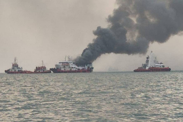 Kapal motor Kirana 1, milik Darma Lautan Utama (DLU) terbakar di dekat wilayah Pelabuhan Tanjung Emas Semarang. Foto: Dok. Istimewa