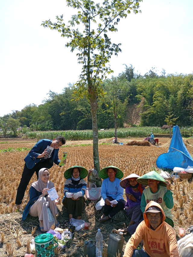 Foto Bersama Mahasiswa KKN UNDIP dan para petani jagung Desa Pasir pasca pemaparan program kerja, Rabu (24/07/2024) Siang.