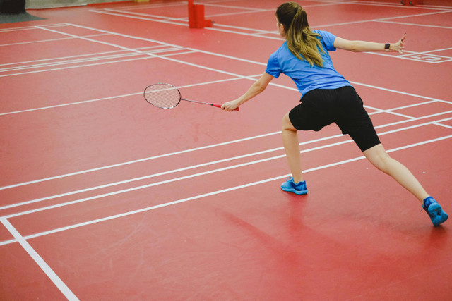 Foto Hanya Ilustrasi: Sepatu Badminton Eagle Terbaik. Sumber: SHVETS production/Pexels.com