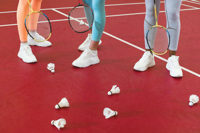 Foto Hanya Ilustrasi: Sepatu Badminton Terbaik Wanita. Sumber: SHVETS production/Pexels.com