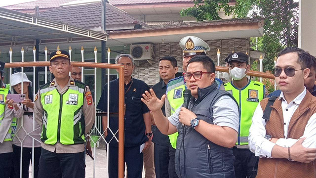 Aktivis Kritis Sumsel, Maulana dan rekan memberikan keterangan atas penetapan tersangka Yusman Reza. (ist)