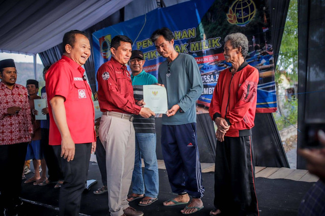 Bupati Jember saat menyerahkan 197 sertifikat hak milik tanah kepada nelayan yang menjadi korban skandal program land consolidation (LC) di Kecamatan Puger, Jember, Sabtu (10/8). Foto: dok Pemda Jember