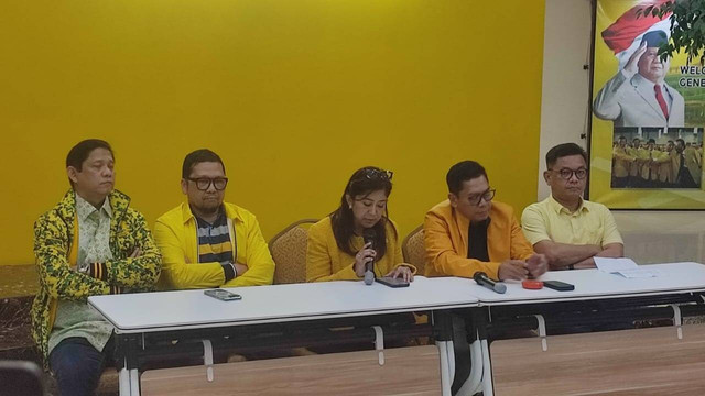 Konferensi pers di DPP Golkar terkait mundurnya Airlangga Hartarto dari jabatan Ketua Umum Golkar, Minggu (11/8/2024). Foto: Rachmadi Rasyad/kumparan