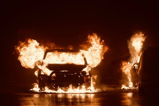 Ilustrasi mobil terbakar. Foto: Shutterstock