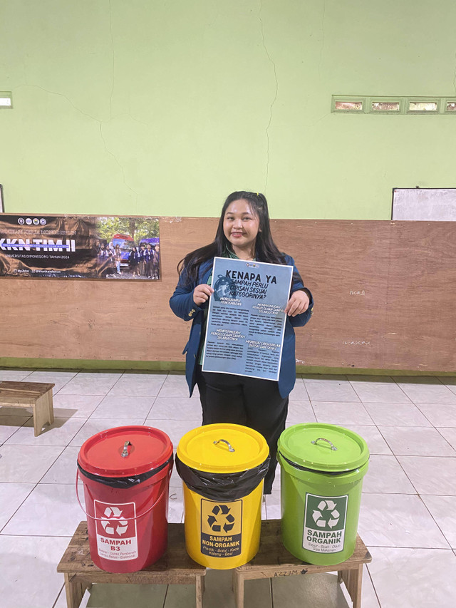 Penyerahan Tempat Sampah Tiga Kategori