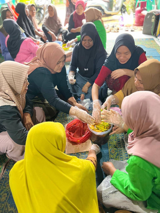 Pengolahan limbah organik dengan membuat Eco Enzyme bersama Kelompok Wanita Tani (KWT)