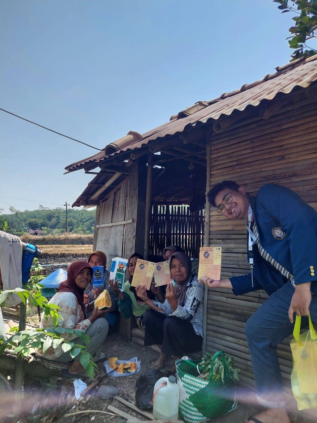 Foto Dokumentasi Mahasiswa KKN UNDIP dan Para Petani Jagung Desa Pasir, Jumat (26/07/2024) Siang. 