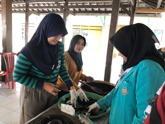 Ibu-ibu masyarakat desa Kebongulo sedang praktek membuat briket dari kotoran sapi