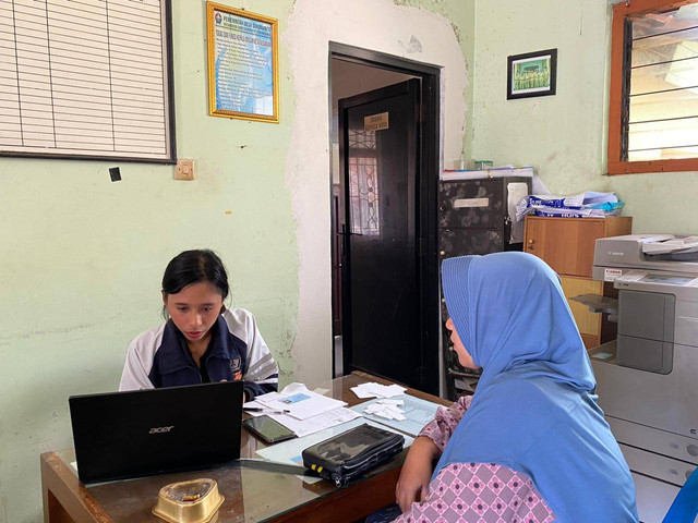 Sumber: Dokumen Pribadi. Mahasiswa Tim II KKN Universitas Diponegoro, Edna Sicillia, membantu proses aktivasi IKD salah satu warga Desa Sukomarto.