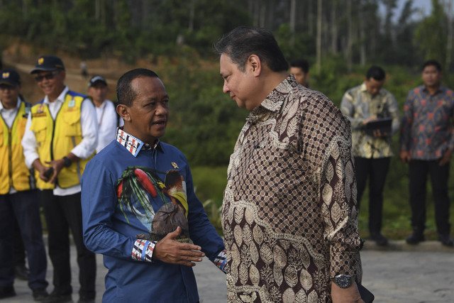 Menko Bidang Perekonomian Airlangga Hartarto dan Menteri Investasi/Kepala BKPM Bahlil Lahadalia berbincang di sela kunungan ke Embung MBH di Ibu Kota Nusantara, Penajam Paser Utara, Kalimantan Timur, Senin (12/8/2024). Foto: Sigid Kurniawan/ANTARA FOTO 