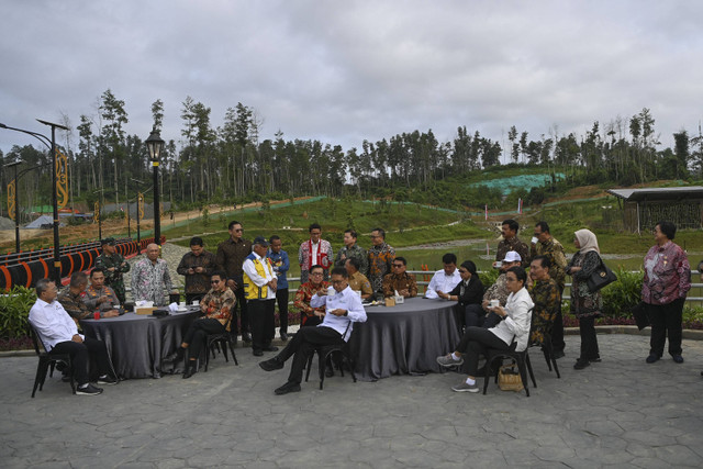 Jajaran Menteri Kabinet Indonesia Maju dan pejabat setingkat menteri mengunjungi Embung MBH di Ibu Kota Nusantara (IKN), Penajam Paser Utara, Kalimantan Timur, Senin (12/8/2024). Foto: Sigid Kurniawan/ANTARA FOTO 