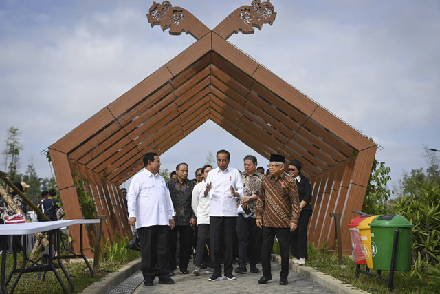 Presiden Joko Widodo (tengah) berbincang bersama Wakil Presiden Ma'ruf Amin (kanan), dan Menteri Pertahanan Prabowo Subianto (kiri) saat mengunjungi Embung MBH di Ibu Kota Nusantara (IKN), Penajam Paser Utara, Kalimantan Timur, Minggu (11/8/2024). Foto: Sigid Kurniawan/ANTARA FOTO 